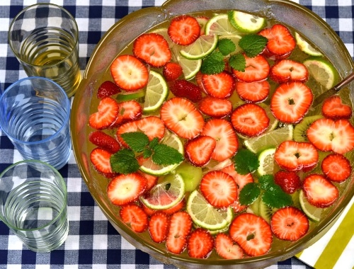 Bål med vodka och frukt Bål med vodka och frukt